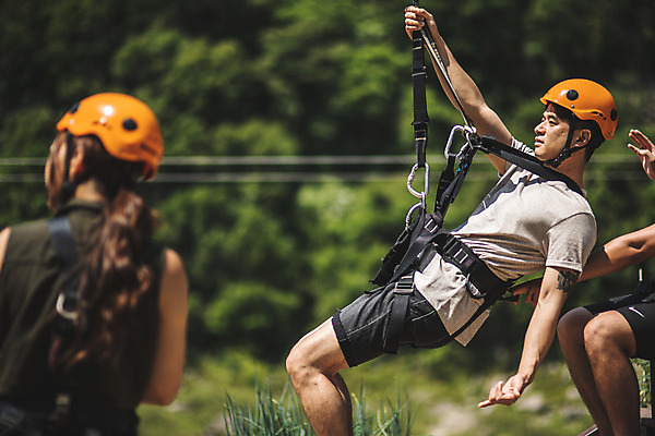 포토 JPG 주간 전신 응시 여자 남자 레저 서기 사람 상반신 성인 야외 두명 옆모습 뒷모습 여름 30대 레포츠 한국인 승차 헬멧 안전장비 즐거움 인제군 성인만 짚트랙 액티비티 국내포토 자연요소 시선 계절 감정 뷰포인트 모션 안전 동양인 장년 장비 보호장비 강원도 파일형식
