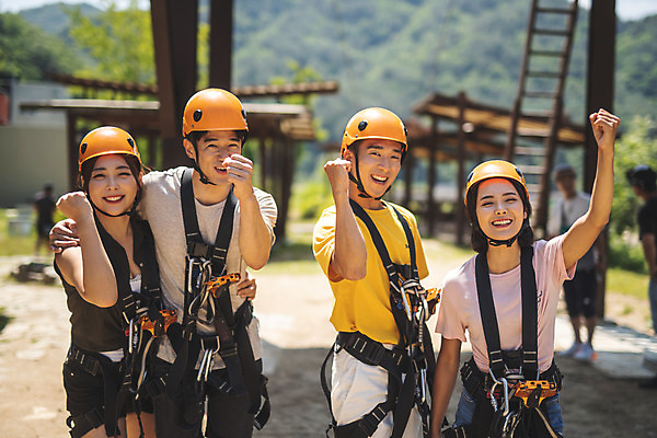 포토 JPG 주간 응시 여자 남자 레저 서기 미소 사람 손짓 여러명 상반신 20대 성인 야외 앞모습 여름 30대 레포츠 손들기 파이팅 한국인 헬멧 안전장비 즐거움 인제군 성인만 짚트랙 액티비티 국내포토 자연요소 시선 계절 감정 뷰포인트 다수 모션 표정 안전 동양인 청년 장년 장비 보호장비 강원도 파일형식