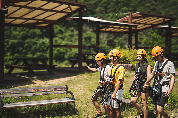 포토 JPG 주간 전신 응시 여자 남자 레저 서기 미소 사람 여러명 20대 성인 야외 옆모습 여름 30대 레포츠 걷기 한국인 헬멧 안전장비 즐거움 인제군 성인만 짚트랙 액티비티 국내포토 자연요소 시선 계절 감정 뷰포인트 다수 모션 표정 안전 동양인 청년 장년 장비 보호장비 강원도 파일형식