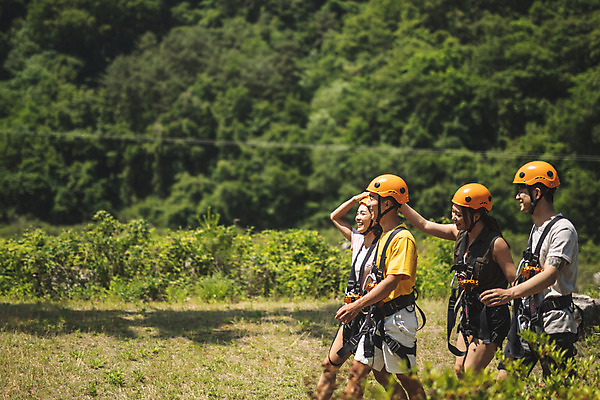 포토 JPG 주간 여자 남자 레저 서기 미소 사람 여러명 상반신 20대 성인 야외 옆모습 여름 30대 레포츠 걷기 한국인 헬멧 안전장비 즐거움 인제군 성인만 짚트랙 액티비티 국내포토 자연요소 계절 감정 뷰포인트 다수 모션 표정 안전 동양인 청년 장년 장비 보호장비 강원도 파일형식