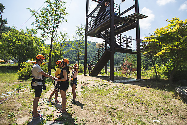 포토 JPG 주간 전신 손 응시 여자 남자 레저 서기 미소 사람 여러명 20대 성인 야외 옆모습 신체부위 여름 30대 레포츠 마주보기 한국인 헬멧 안전장비 즐거움 인제군 성인만 짚트랙 액티비티 국내포토 자연요소 시선 계절 감정 뷰포인트 다수 모션 표정 안전 동양인 청년 장년 장비 보호장비 강원도 파일형식