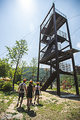 포토 JPG 주간 전신 응시 여자 남자 레저 사람 여러명 20대 성인 야외 뒷모습 여름 30대 레포츠 걷기 한국인 헬멧 안전장비 즐거움 인제군 성인만 짚트랙 액티비티 국내포토 자연요소 시선 계절 감정 뷰포인트 다수 모션 안전 동양인 청년 장년 장비 보호장비 강원도 파일형식