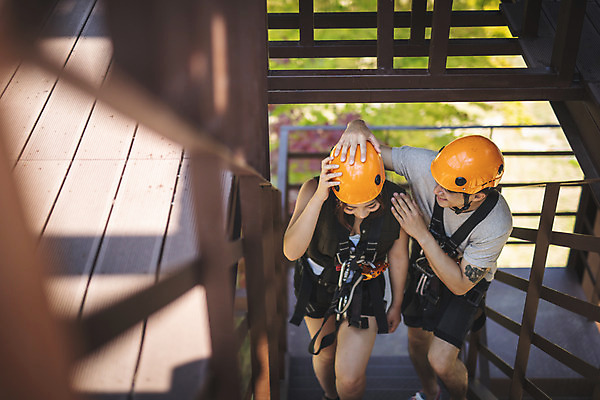 포토 JPG 주간 전신 응시 여자 남자 레저 미소 사람 손짓 성인 야외 두명 앞모습 여름 30대 레포츠 하이앵글 걷기 계단 한국인 헬멧 안전장비 즐거움 오르기 인제군 성인만 짚트랙 액티비티 국내포토 자연요소 시선 계절 감정 뷰포인트 모션 표정 안전 동양인 장년 장비 보호장비 강원도 파일형식