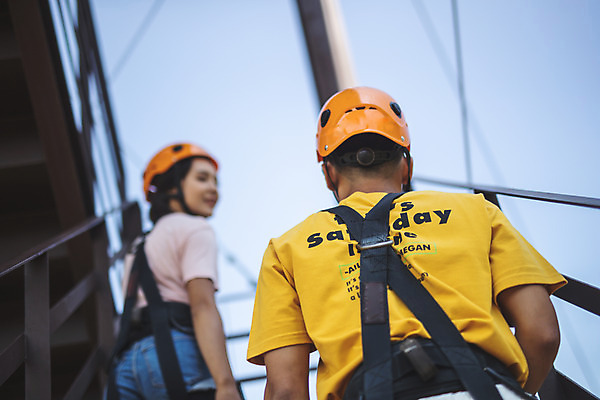 포토 JPG 주간 응시 여자 남자 로우앵글 레저 사람 상반신 20대 성인 야외 두명 옆모습 뒷모습 여름 레포츠 한국인 헬멧 안전장비 즐거움 오르기 인제군 성인만 짚트랙 액티비티 국내포토 자연요소 시선 계절 감정 뷰포인트 모션 안전 동양인 청년 장비 보호장비 강원도 파일형식