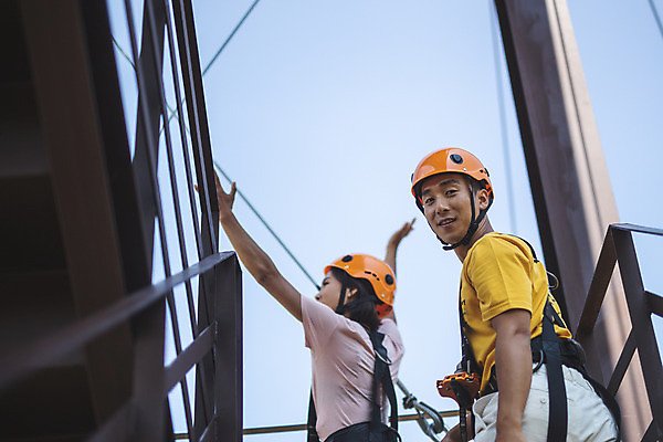 포토 JPG 주간 응시 여자 남자 로우앵글 레저 미소 사람 상반신 20대 성인 야외 두명 옆모습 여름 레포츠 손들기 한국인 뒤돌아보기 헬멧 안전장비 즐거움 오르기 인제군 성인만 짚트랙 액티비티 국내포토 자연요소 시선 계절 감정 뷰포인트 모션 표정 안전 동양인 청년 장비 보호장비 강원도 파일형식