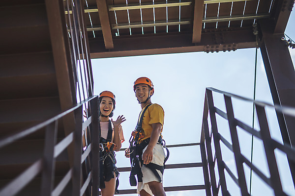 포토 JPG 주간 응시 여자 남자 로우앵글 레저 미소 사람 상반신 20대 성인 야외 두명 옆모습 여름 레포츠 손들기 한국인 헬멧 안전장비 즐거움 오르기 손인사 인제군 성인만 내려보기 짚트랙 액티비티 국내포토 자연요소 시선 계절 감정 뷰포인트 모션 표정 안전 동양인 청년 장비 인사 보호장비 강원도 파일형식