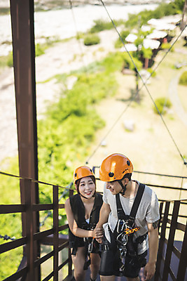 포토 JPG 주간 전신 응시 여자 남자 레저 미소 사람 성인 야외 두명 앞모습 여름 30대 레포츠 하이앵글 손잡기 한국인 헬멧 안전장비 즐거움 오르기 인제군 성인만 짚트랙 액티비티 국내포토 자연요소 시선 계절 감정 뷰포인트 모션 표정 안전 동양인 장년 장비 보호장비 강원도 파일형식