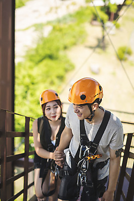 포토 JPG 주간 전신 응시 여자 남자 레저 미소 사람 성인 야외 두명 앞모습 여름 30대 레포츠 하이앵글 손잡기 한국인 헬멧 안전장비 즐거움 오르기 인제군 성인만 짚트랙 액티비티 국내포토 자연요소 시선 계절 감정 뷰포인트 모션 표정 안전 동양인 장년 장비 보호장비 강원도 파일형식