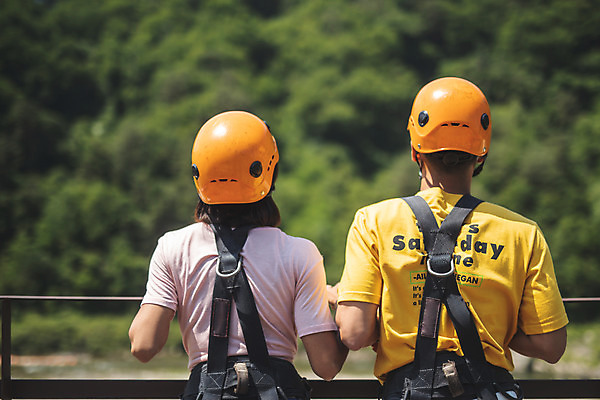 포토 JPG 주간 여자 남자 레저 사람 풍경 상반신 20대 성인 야외 두명 뒷모습 여름 레포츠 한국인 헬멧 안전장비 즐거움 인제군 성인만 짚트랙 액티비티 국내포토 자연요소 계절 감정 뷰포인트 안전 동양인 청년 장비 보호장비 강원도 파일형식