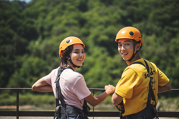 포토 JPG 주간 여자 남자 레저 사람 상반신 20대 성인 야외 두명 뒷모습 여름 레포츠 한국인 뒤돌아보기 헬멧 안전장비 즐거움 인제군 성인만 짚트랙 액티비티 국내포토 자연요소 계절 감정 뷰포인트 모션 안전 동양인 청년 장비 보호장비 강원도 파일형식