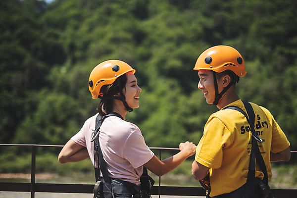 포토 JPG 주간 응시 여자 남자 레저 미소 사람 상반신 20대 성인 야외 두명 옆모습 뒷모습 여름 레포츠 마주보기 한국인 헬멧 안전장비 즐거움 인제군 성인만 짚트랙 액티비티 국내포토 자연요소 시선 계절 감정 뷰포인트 모션 표정 안전 동양인 청년 장비 보호장비 강원도 파일형식