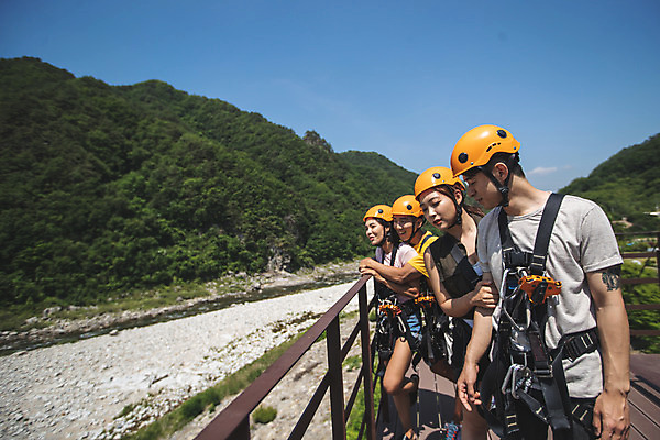 포토 JPG 주간 전신 응시 여자 남자 레저 미소 사람 여러명 상반신 20대 성인 야외 앞모습 여름 30대 레포츠 한국인 헬멧 안전장비 즐거움 인제군 성인만 짚트랙 액티비티 국내포토 자연요소 시선 계절 감정 뷰포인트 다수 표정 안전 동양인 청년 장년 장비 보호장비 강원도 파일형식