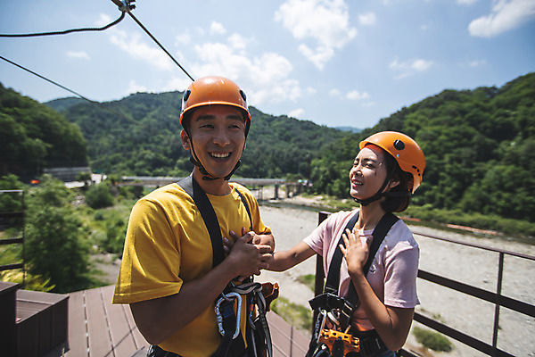 포토 JPG 주간 응시 여자 남자 레저 미소 사람 상반신 20대 성인 야외 두명 앞모습 여름 레포츠 눈감음 한국인 잡기 헬멧 안전장비 즐거움 긴장 떨림 심호흡 인제군 성인만 짚트랙 액티비티 국내포토 자연요소 시선 계절 감정 뷰포인트 모션 표정 안전 동양인 청년 장비 호흡 보호장비 강원도 파일형식