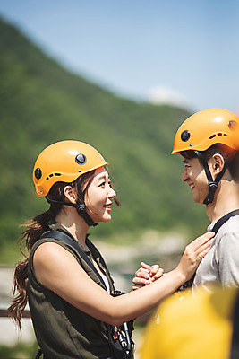 포토 JPG 주간 응시 여자 남자 레저 미소 사람 상반신 성인 야외 두명 옆모습 여름 30대 레포츠 마주보기 손잡기 한국인 헬멧 안전장비 즐거움 준비 인제군 성인만 짚트랙 액티비티 국내포토 자연요소 시선 계절 감정 뷰포인트 모션 표정 안전 동양인 장년 장비 보호장비 강원도 파일형식