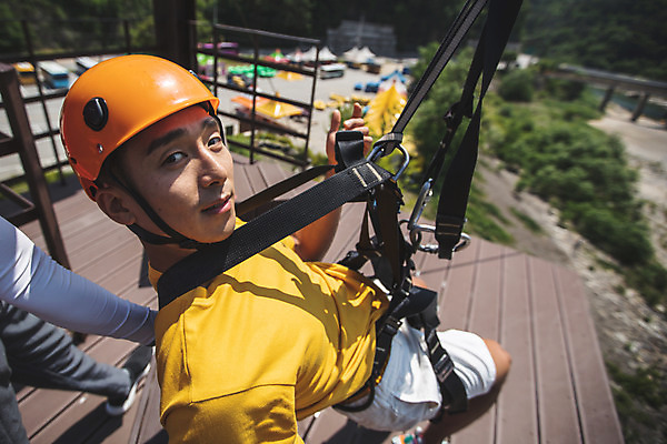포토 JPG 주간 전신 응시 남자 레저 한명 사람 20대 성인 야외 옆모습 여름 레포츠 하이앵글 한국인 잡기 헬멧 안전장비 즐거움 준비 인제군 성인남자한명만 짚트랙 액티비티 국내포토 자연요소 1 시선 계절 감정 뷰포인트 모션 안전 동양인 청년 장비 보호장비 강원도 남자한명만 성인남자만 파일형식