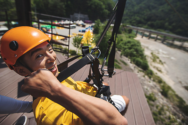 포토 JPG 주간 전신 응시 남자 레저 한명 미소 사람 손짓 20대 성인 야외 옆모습 여름 레포츠 하이앵글 손들기 파이팅 한국인 헬멧 안전장비 즐거움 인제군 성인남자한명만 짚트랙 액티비티 국내포토 자연요소 1 시선 계절 감정 뷰포인트 모션 표정 안전 동양인 청년 장비 보호장비 강원도 남자한명만 성인남자만 파일형식