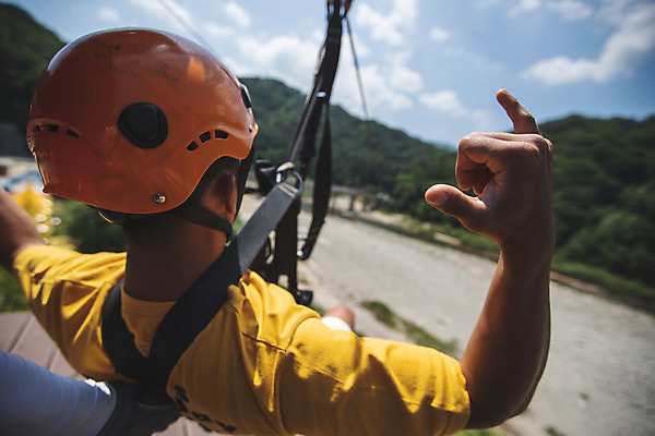 포토 JPG 주간 남자 레저 한명 사람 손짓 상반신 20대 성인 야외 뒷모습 여름 레포츠 하이앵글 한국인 헬멧 안전장비 즐거움 준비 인제군 성인남자한명만 짚트랙 액티비티 국내포토 자연요소 1 계절 감정 뷰포인트 모션 안전 동양인 청년 장비 보호장비 강원도 남자한명만 성인남자만 파일형식