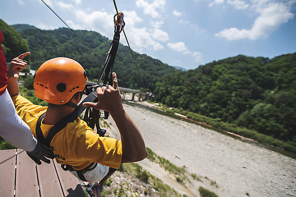 포토 JPG 주간 전신 남자 레저 한명 사람 손짓 20대 성인 야외 뒷모습 여름 레포츠 하이앵글 한국인 헬멧 안전장비 즐거움 준비 인제군 성인남자한명만 짚트랙 액티비티 국내포토 자연요소 1 계절 감정 뷰포인트 모션 안전 동양인 청년 장비 보호장비 강원도 남자한명만 성인남자만 파일형식