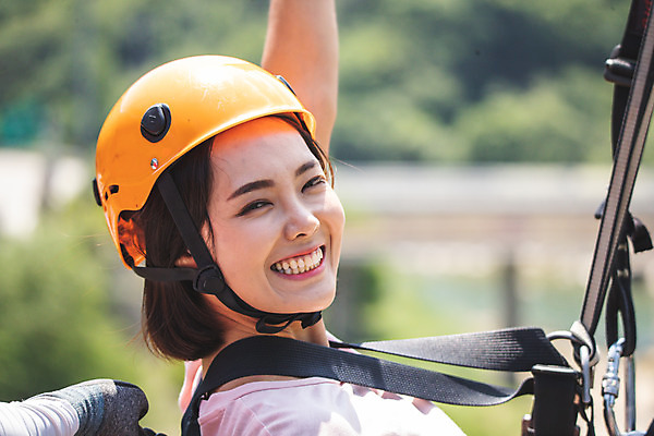 포토 JPG 주간 여자 레저 한명 미소 사람 상반신 20대 성인 야외 옆모습 여름 레포츠 손들기 한국인 헬멧 안전장비 즐거움 준비 인제군 성인여자한명만 짚트랙 액티비티 국내포토 자연요소 1 계절 감정 뷰포인트 모션 표정 안전 동양인 청년 장비 보호장비 강원도 여자한명만 성인여자만 파일형식