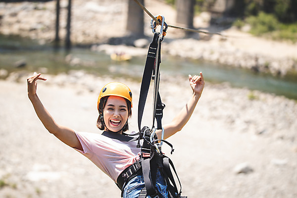 포토 JPG 주간 여자 레저 한명 미소 사람 손짓 상반신 20대 성인 야외 앞모습 여름 레포츠 손들기 한국인 헬멧 안전장비 즐거움 인제군 성인여자한명만 짚트랙 액티비티 국내포토 자연요소 1 계절 감정 뷰포인트 모션 표정 안전 동양인 청년 장비 보호장비 강원도 여자한명만 성인여자만 파일형식