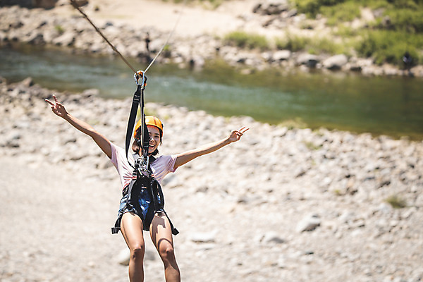 포토 JPG 주간 여자 레저 한명 미소 사람 손짓 상반신 20대 성인 야외 앞모습 여름 레포츠 손들기 한국인 헬멧 안전장비 즐거움 브이 인제군 성인여자한명만 짚트랙 액티비티 국내포토 자연요소 1 계절 감정 뷰포인트 모션 표정 안전 동양인 청년 장비 보호장비 강원도 여자한명만 성인여자만 파일형식