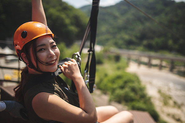 포토 JPG 주간 여자 레저 한명 미소 사람 상반신 성인 야외 옆모습 여름 30대 레포츠 손들기 한국인 헬멧 안전장비 즐거움 준비 인제군 성인여자한명만 짚트랙 액티비티 국내포토 자연요소 1 계절 감정 뷰포인트 모션 표정 안전 동양인 장년 장비 보호장비 강원도 여자한명만 성인여자만 파일형식