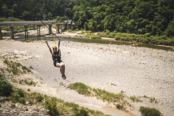 포토 JPG 주간 전신 여자 레저 한명 미소 사람 손짓 성인 야외 앞모습 여름 30대 레포츠 손들기 한국인 헬멧 안전장비 즐거움 손뻗기 인제군 성인여자한명만 짚트랙 액티비티 국내포토 자연요소 1 계절 감정 뷰포인트 모션 표정 안전 동양인 장년 장비 보호장비 강원도 여자한명만 성인여자만 파일형식