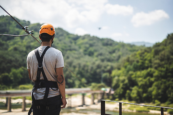 포토 JPG 주간 남자 레저 한명 사람 상반신 성인 야외 뒷모습 여름 30대 레포츠 한국인 헬멧 안전장비 즐거움 준비 인제군 성인남자한명만 짚트랙 액티비티 국내포토 자연요소 1 계절 감정 뷰포인트 안전 동양인 장년 장비 보호장비 강원도 남자한명만 성인남자만 파일형식
