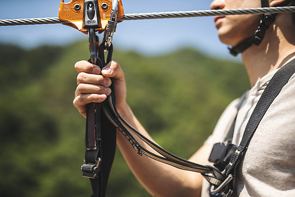 포토 JPG 주간 손 응시 남자 레저 한명 사람 상반신 성인 야외 옆모습 신체부위 여름 30대 레포츠 한국인 잡기 헬멧 안전장비 즐거움 준비 인제군 성인남자한명만 짚트랙 액티비티 국내포토 자연요소 1 시선 계절 감정 뷰포인트 모션 안전 동양인 장년 장비 보호장비 강원도 남자한명만 성인남자만 파일형식