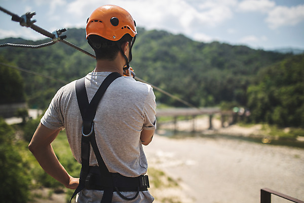포토 JPG 주간 남자 레저 한명 사람 상반신 성인 야외 뒷모습 여름 30대 레포츠 한국인 헬멧 안전장비 즐거움 준비 인제군 성인남자한명만 짚트랙 액티비티 국내포토 자연요소 1 계절 감정 뷰포인트 안전 동양인 장년 장비 보호장비 강원도 남자한명만 성인남자만 파일형식