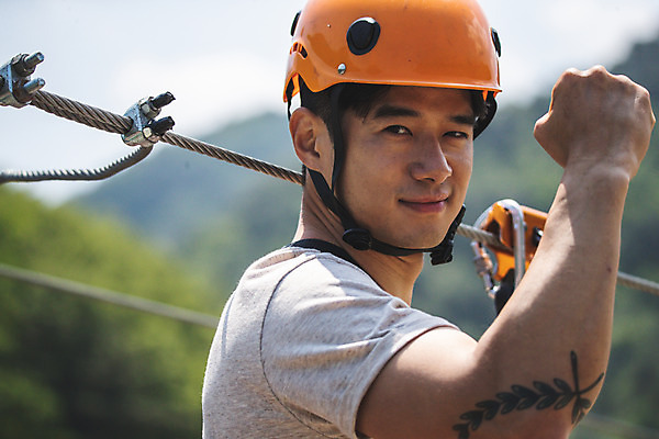 포토 JPG 주간 남자 레저 한명 미소 사람 손짓 상반신 성인 야외 옆모습 여름 30대 레포츠 손들기 파이팅 한국인 헬멧 안전장비 즐거움 준비 인제군 성인남자한명만 짚트랙 액티비티 국내포토 자연요소 1 계절 감정 뷰포인트 모션 표정 안전 동양인 장년 장비 보호장비 강원도 남자한명만 성인남자만 파일형식