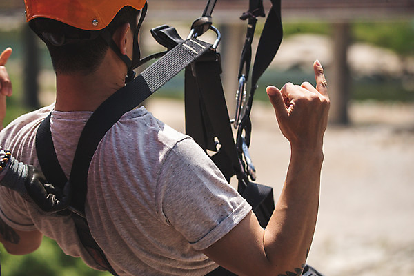 포토 JPG 주간 남자 레저 한명 사람 손짓 상반신 성인 야외 뒷모습 여름 30대 레포츠 한국인 헬멧 안전장비 즐거움 인제군 성인남자한명만 짚트랙 액티비티 국내포토 자연요소 1 계절 감정 뷰포인트 모션 안전 동양인 장년 장비 보호장비 강원도 남자한명만 성인남자만 파일형식
