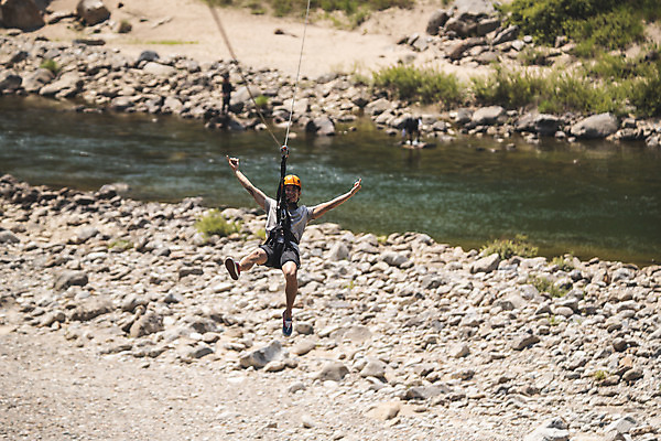 포토 JPG 주간 전신 남자 레저 한명 미소 사람 손짓 성인 야외 앞모습 여름 30대 레포츠 손들기 한국인 헬멧 안전장비 즐거움 손뻗기 인제군 성인남자한명만 짚트랙 액티비티 국내포토 자연요소 1 계절 감정 뷰포인트 모션 표정 안전 동양인 장년 장비 보호장비 강원도 남자한명만 성인남자만 파일형식