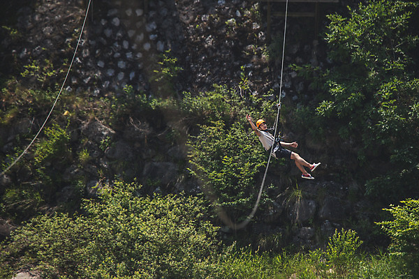 포토 JPG 주간 전신 남자 레저 한명 미소 사람 손짓 성인 야외 옆모습 여름 30대 레포츠 손들기 한국인 헬멧 안전장비 즐거움 손뻗기 인제군 성인남자한명만 짚트랙 액티비티 국내포토 자연요소 1 계절 감정 뷰포인트 모션 표정 안전 동양인 장년 장비 보호장비 강원도 남자한명만 성인남자만 파일형식