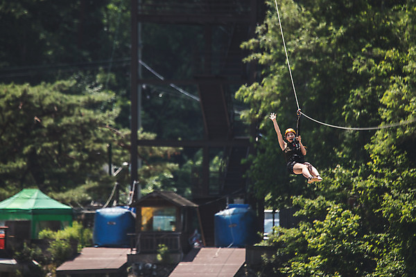 포토 JPG 주간 전신 여자 레저 한명 미소 사람 손짓 성인 야외 앞모습 여름 30대 레포츠 손들기 한국인 헬멧 안전장비 즐거움 손뻗기 인제군 성인여자한명만 짚트랙 액티비티 국내포토 자연요소 1 계절 감정 뷰포인트 모션 표정 안전 동양인 장년 장비 보호장비 강원도 여자한명만 성인여자만 파일형식