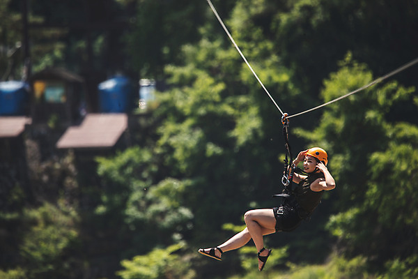 포토 JPG 주간 전신 여자 레저 한명 미소 사람 손짓 성인 야외 옆모습 여름 30대 레포츠 손들기 한국인 헬멧 안전장비 즐거움 인제군 성인여자한명만 짚트랙 액티비티 국내포토 자연요소 1 계절 감정 뷰포인트 모션 표정 안전 동양인 장년 장비 보호장비 강원도 여자한명만 성인여자만 파일형식