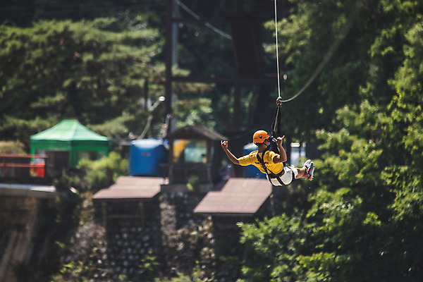 포토 JPG 주간 전신 남자 레저 한명 사람 손짓 20대 성인 야외 뒷모습 여름 레포츠 손들기 한국인 헬멧 안전장비 즐거움 손뻗기 인제군 성인남자한명만 짚트랙 액티비티 국내포토 자연요소 1 계절 감정 뷰포인트 모션 안전 동양인 청년 장비 보호장비 강원도 남자한명만 성인남자만 파일형식