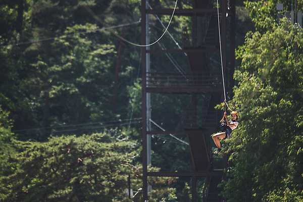 포토 JPG 주간 전신 응시 여자 레저 한명 미소 사람 20대 성인 야외 옆모습 여름 레포츠 한국인 잡기 헬멧 안전장비 즐거움 인제군 성인여자한명만 짚트랙 액티비티 국내포토 자연요소 1 시선 계절 감정 뷰포인트 모션 표정 안전 동양인 청년 장비 보호장비 강원도 여자한명만 성인여자만 파일형식