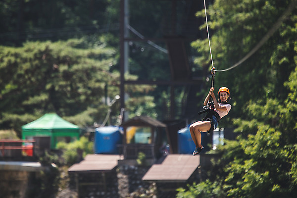 포토 JPG 주간 전신 응시 여자 레저 한명 미소 사람 20대 성인 야외 옆모습 여름 레포츠 한국인 잡기 헬멧 안전장비 즐거움 인제군 성인여자한명만 짚트랙 액티비티 국내포토 자연요소 1 시선 계절 감정 뷰포인트 모션 표정 안전 동양인 청년 장비 보호장비 강원도 여자한명만 성인여자만 파일형식