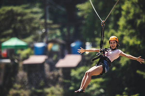 포토 JPG 주간 전신 응시 여자 팔벌리기 레저 한명 미소 사람 손짓 20대 성인 야외 앞모습 여름 레포츠 한국인 헬멧 안전장비 즐거움 손뻗기 인제군 성인여자한명만 짚트랙 액티비티 국내포토 자연요소 1 시선 계절 감정 뷰포인트 모션 표정 안전 동양인 청년 장비 보호장비 강원도 여자한명만 성인여자만 파일형식