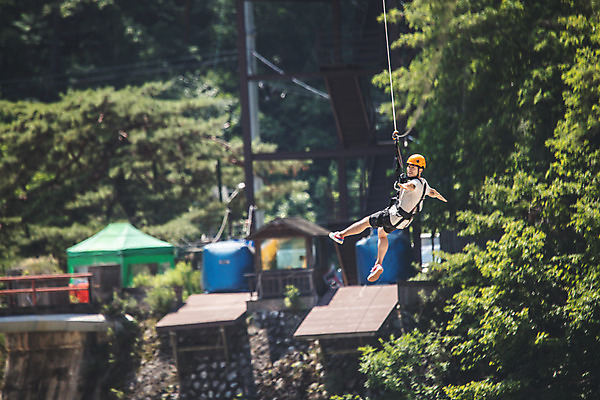 포토 JPG 주간 전신 응시 남자 팔벌리기 레저 한명 미소 사람 손짓 성인 야외 옆모습 여름 30대 레포츠 한국인 헬멧 안전장비 즐거움 손뻗기 인제군 성인남자한명만 짚트랙 액티비티 국내포토 자연요소 1 시선 계절 감정 뷰포인트 모션 표정 안전 동양인 장년 장비 보호장비 강원도 남자한명만 성인남자만 파일형식