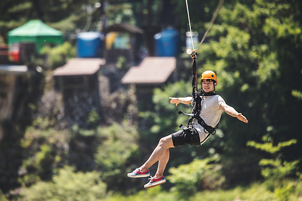 포토 JPG 주간 전신 응시 남자 팔벌리기 레저 한명 미소 사람 손짓 성인 야외 옆모습 여름 30대 레포츠 한국인 헬멧 안전장비 즐거움 손뻗기 인제군 성인남자한명만 짚트랙 액티비티 국내포토 자연요소 1 시선 계절 감정 뷰포인트 모션 표정 안전 동양인 장년 장비 보호장비 강원도 남자한명만 성인남자만 파일형식