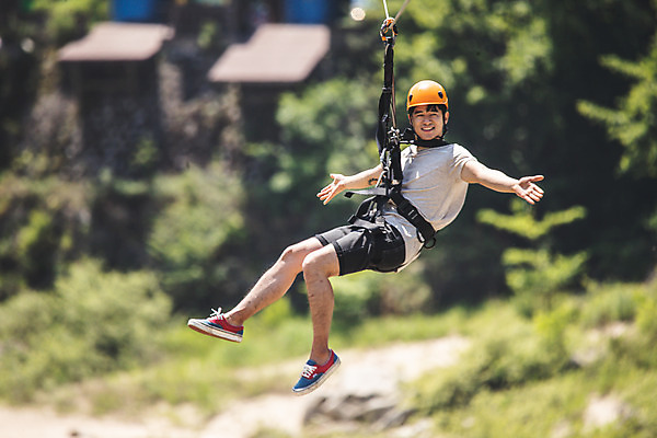 포토 JPG 주간 전신 응시 남자 팔벌리기 레저 한명 미소 사람 손짓 성인 야외 옆모습 여름 30대 레포츠 한국인 헬멧 안전장비 즐거움 손뻗기 인제군 성인남자한명만 짚트랙 액티비티 국내포토 자연요소 1 시선 계절 감정 뷰포인트 모션 표정 안전 동양인 장년 장비 보호장비 강원도 남자한명만 성인남자만 파일형식