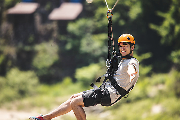 포토 JPG 주간 전신 응시 남자 팔벌리기 레저 한명 미소 사람 손짓 20대 성인 야외 옆모습 여름 레포츠 한국인 헬멧 안전장비 즐거움 손뻗기 인제군 성인남자한명만 짚트랙 액티비티 국내포토 자연요소 1 시선 계절 감정 뷰포인트 모션 표정 안전 동양인 청년 장비 보호장비 강원도 남자한명만 성인남자만 파일형식