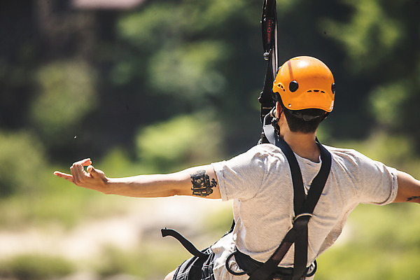 포토 JPG 주간 남자 팔벌리기 레저 매달리기 한명 사람 상반신 20대 성인 야외 뒷모습 아웃포커스 여름 레포츠 한국인 문신 즐거움 인제군 성인남자한명만 짚트랙 액티비티 국내포토 자연요소 1 계절 감정 뷰포인트 모션 촬영기법 동양인 청년 강원도 남자한명만 성인남자만 파일형식