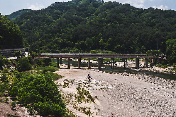 포토 JPG 주간 전신 여자 레저 한명 사람 20대 성인 야외 앞모습 여름 레포츠 한국인 즐거움 항공촬영 드론 인제군 성인여자한명만 짚트랙 액티비티 국내포토 자연요소 1 계절 감정 뷰포인트 동양인 청년 강원도 여자한명만 성인여자만 파일형식