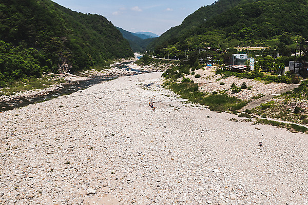 포토 JPG 주간 전신 여자 레저 한명 사람 20대 성인 야외 옆모습 뒷모습 여름 레포츠 한국인 잡기 즐거움 항공촬영 드론 인제군 성인여자한명만 짚트랙 액티비티 국내포토 자연요소 1 계절 감정 뷰포인트 모션 동양인 청년 강원도 여자한명만 성인여자만 파일형식