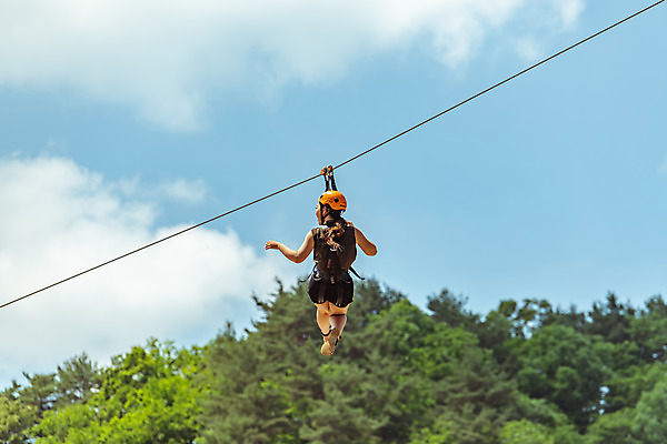 포토 JPG 주간 전신 여자 로우앵글 하늘 레저 한명 사람 성인 야외 뒷모습 여름 30대 레포츠 한국인 즐거움 인제군 성인여자한명만 짚트랙 액티비티 국내포토 자연요소 1 계절 감정 뷰포인트 동양인 장년 강원도 여자한명만 성인여자만 파일형식