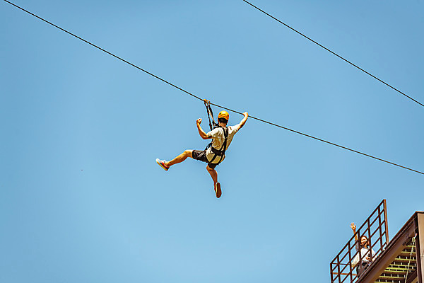 포토 JPG 주간 전신 구름 남자 로우앵글 포즈 하늘 레저 한명 사람 손짓 성인 야외 뒷모습 여름 30대 레포츠 손들기 파이팅 주먹 한국인 즐거움 인제군 짚트랙 액티비티 국내포토 자연요소 1 계절 감정 뷰포인트 모션 동양인 장년 강원도 파일형식
