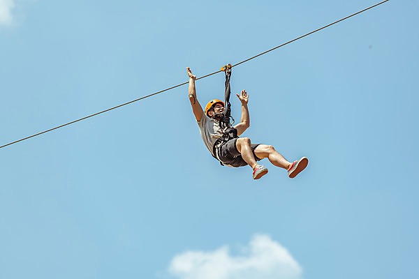포토 JPG 주간 전신 구름 남자 로우앵글 하늘 레저 한명 미소 사람 손짓 성인 야외 옆모습 여름 30대 레포츠 손들기 눈감음 한국인 즐거움 인제군 성인남자한명만 짚트랙 액티비티 국내포토 자연요소 1 계절 감정 뷰포인트 모션 표정 동양인 장년 강원도 남자한명만 성인남자만 파일형식